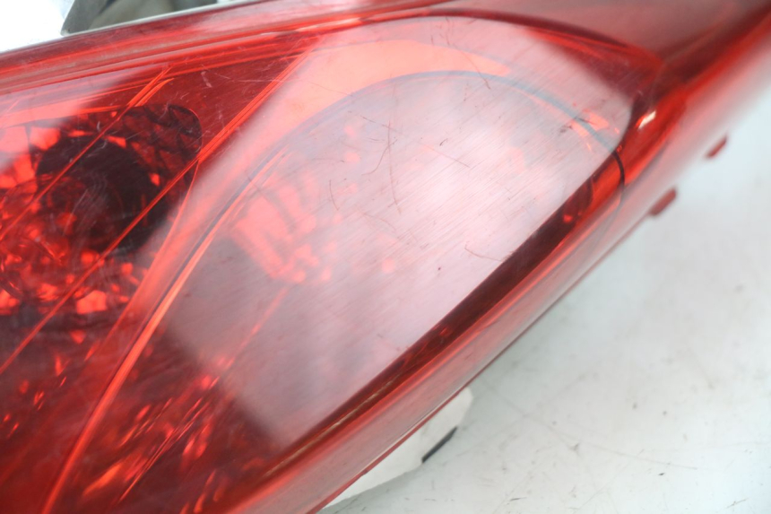 photo de FAROL TRASEIRO DIREITO YAMAHA X-MAX XMAX 125 (2010 - 2013) - Peça verificada