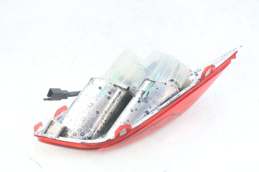 photo de FAROL TRASEIRO DIREITO YAMAHA X-MAX XMAX 125 (2010 - 2013) - Outro ângulo de visão