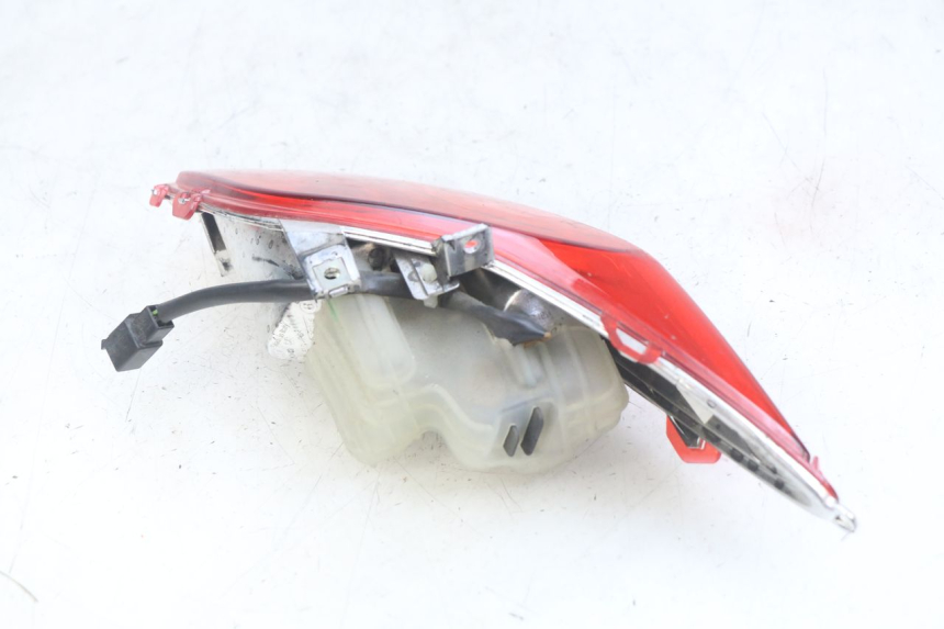 photo de FAROL TRASEIRO DIREITO YAMAHA X-MAX XMAX 125 (2010 - 2013) - Ampliação técnica