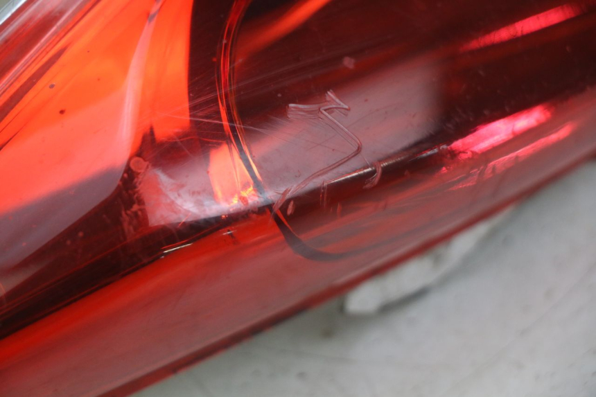 photo de FAROL TRASEIRO DIREITO YAMAHA X-MAX XMAX 125 (2010 - 2013) - Pontos de fixação