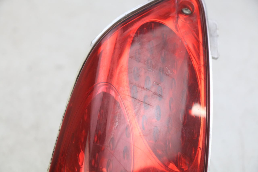 photo de FAROL TRASEIRO DIREITO YAMAHA XMAX X-MAX 125 (2006 - 2009) - Outro ângulo de visão