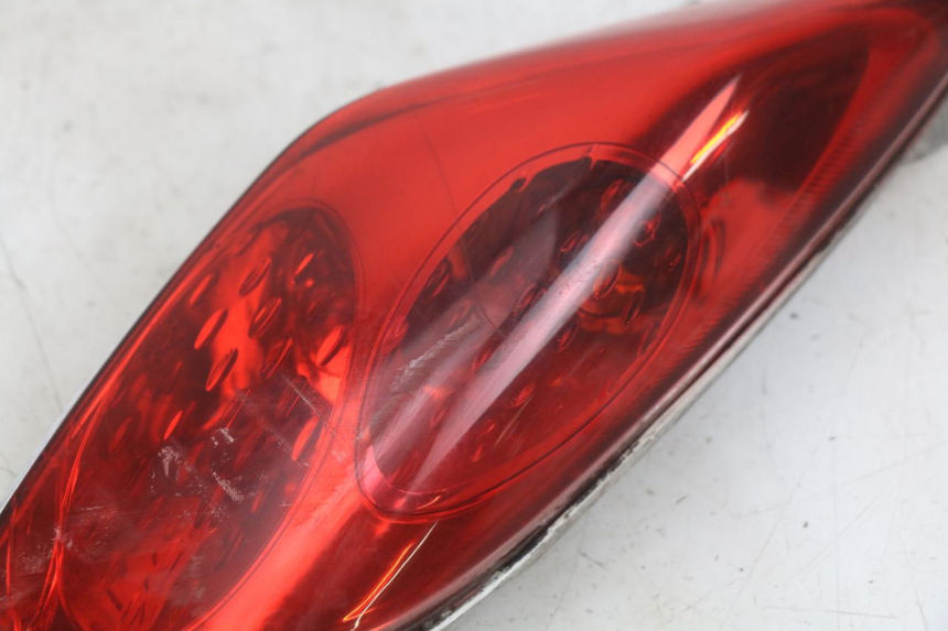 photo de FAROL TRASEIRO DIREITO YAMAHA XMAX X-MAX 125 (2006 - 2009) - Ampliação técnica
