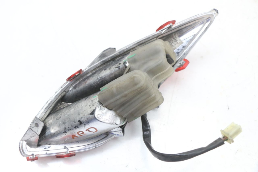 photo de FAROL TRASEIRO DIREITO YAMAHA X-MAX XMAX 125 (2010 - 2013) - Outro ângulo de visão
