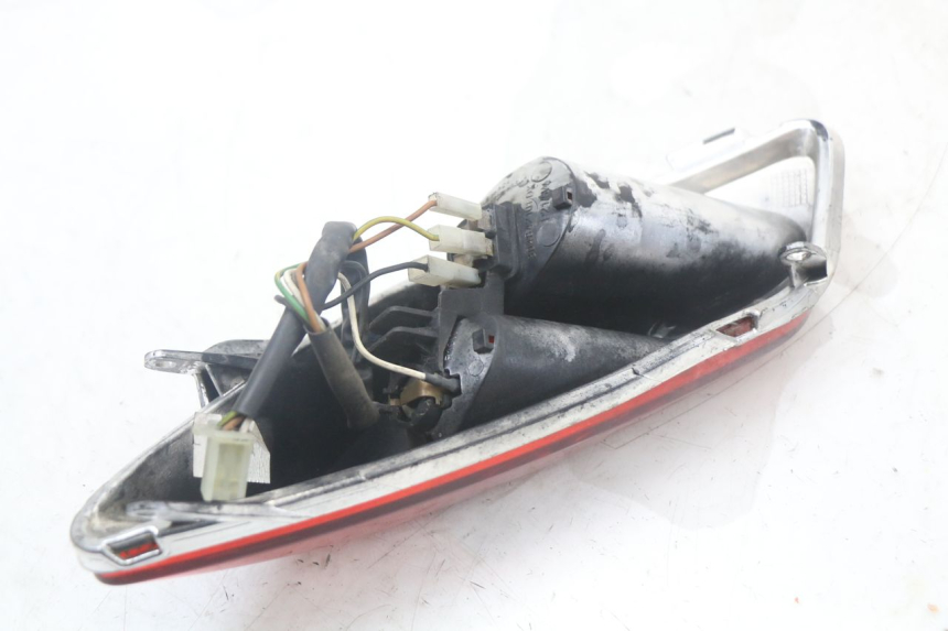 photo de FAROL TRASEIRO DIREITO YAMAHA XMAX X-MAX 125 (2006 - 2009) - Estado da superfície