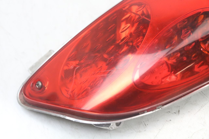 photo de FAROL TRASEIRO DIREITO YAMAHA XMAX X-MAX 125 (2006 - 2009) - Detalhe da peça