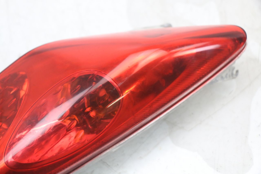 photo de FAROL TRASEIRO DIREITO YAMAHA XMAX X-MAX 125 (2006 - 2009) - Zoom do estado de desgaste