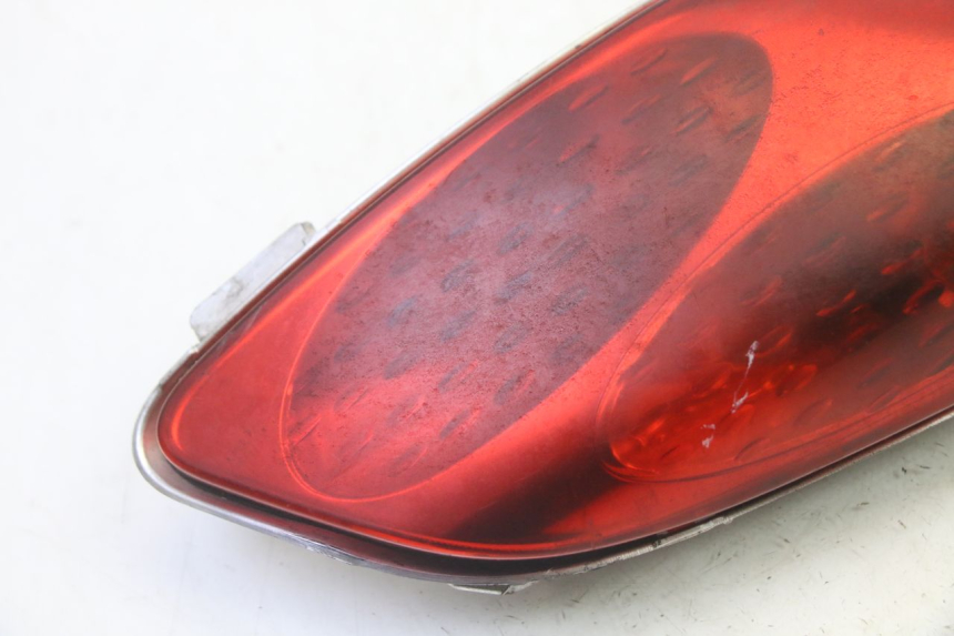 photo de FAROL TRASEIRO DIREITO YAMAHA X-MAX XMAX 250 (2006 - 2009) - Detalhe da peça