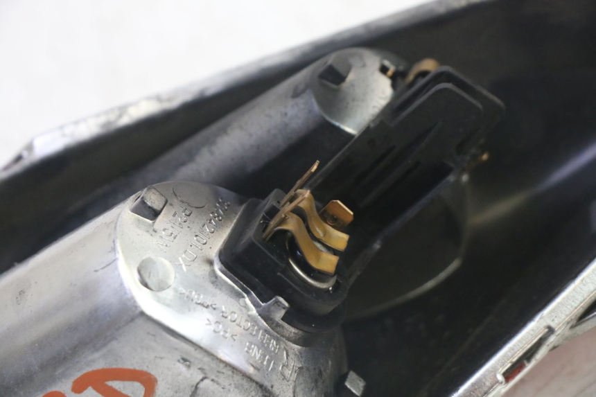 photo de FAROL TRASEIRO DIREITO YAMAHA X-MAX XMAX 250 (2006 - 2009) - Marcações e referências