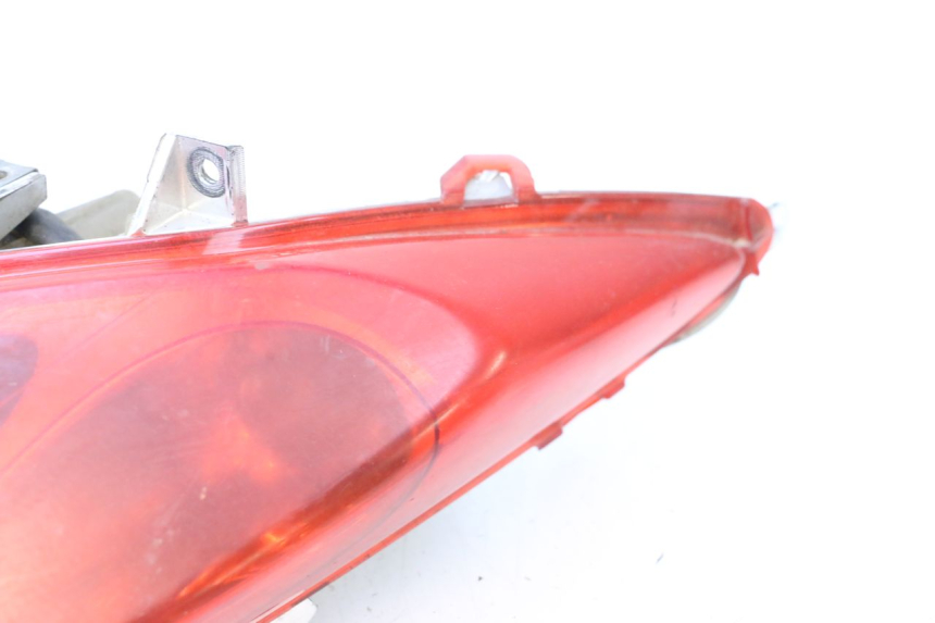 photo de FAROL TRASEIRO DIREITO YAMAHA X-MAX XMAX 125 (2010 - 2013) - Zoom do estado de desgaste