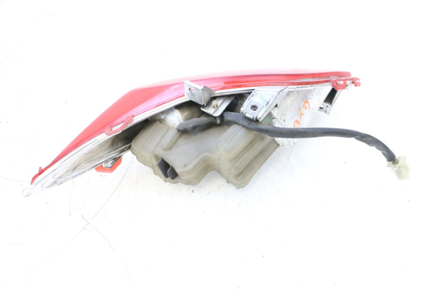 photo de FAROL TRASEIRO DIREITO YAMAHA X-MAX XMAX 125 (2010 - 2013) - Outro ângulo de visão