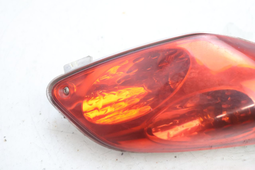photo de FAROL TRASEIRO DIREITO YAMAHA XMAX X-MAX 125 (2006 - 2009) - Detalhe da peça