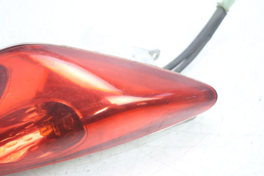 photo de FAROL TRASEIRO DIREITO YAMAHA XMAX X-MAX 125 (2006 - 2009) - Zoom do estado de desgaste