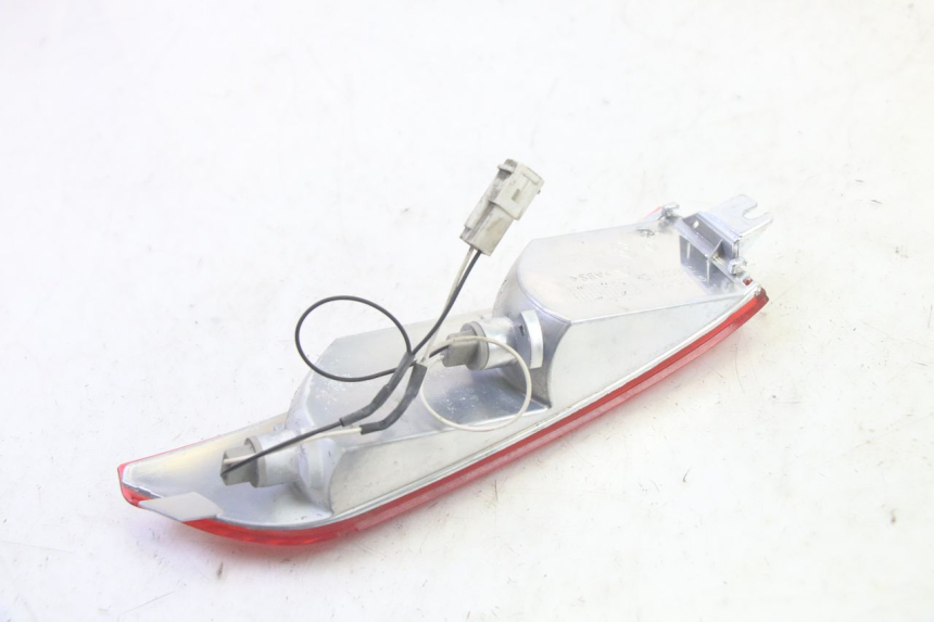 photo de FAROL TRASEIRO DIREITO PIAGGIO XEVO - X EVO 125 (2007 - 2017) - Outro ângulo de visão