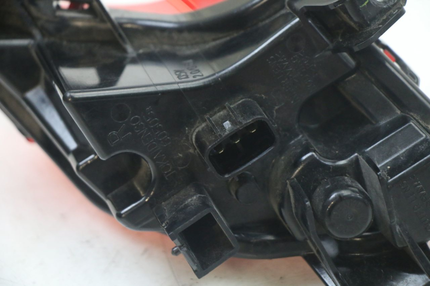 photo de FAROL TRASEIRO DIREITO YAMAHA YP T-MAX TMAX 530 (2017 - 2020) - Estado da superfície