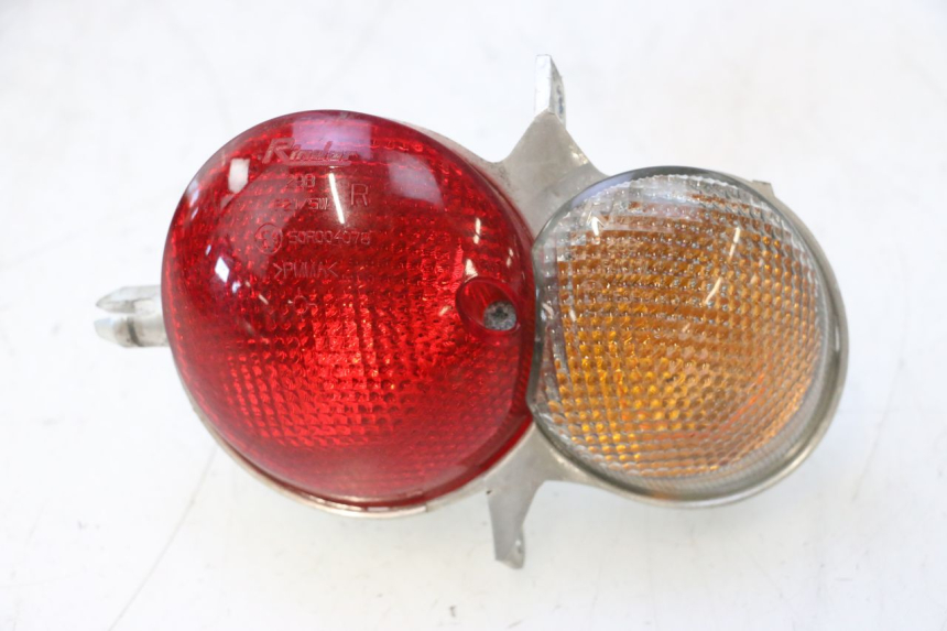 photo de FAROL TRASEIRO DIREITO YAMAHA YP MAJESTY 125 (2007 - 2010) - Pontos de fixação