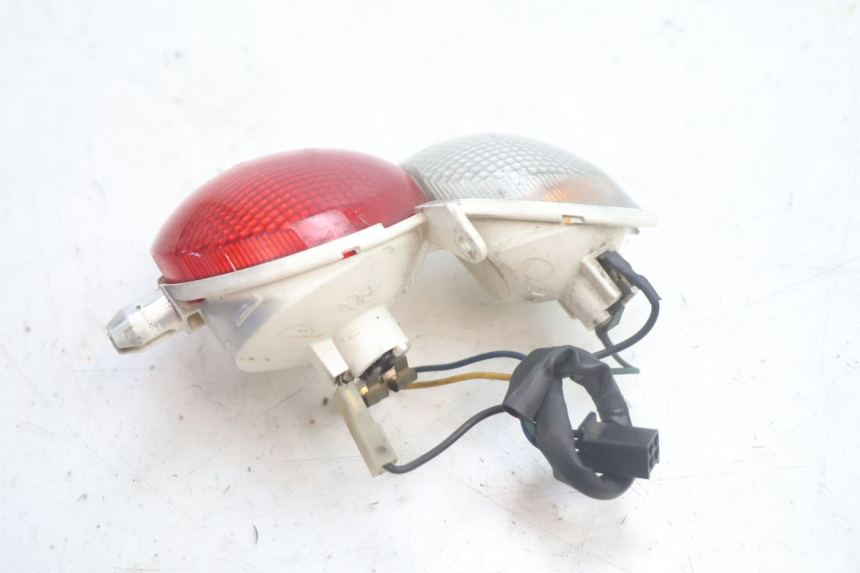 photo de FAROL TRASEIRO DIREITO YAMAHA YP MAJESTY 125 (2002 - 2006) - Zoom do estado de desgaste