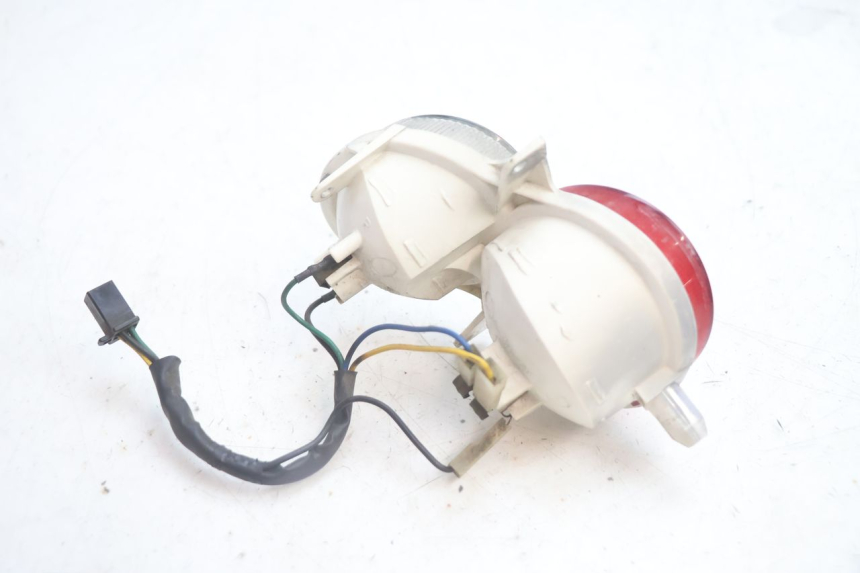 photo de FAROL TRASEIRO DIREITO YAMAHA YP MAJESTY 125 (2002 - 2006) - Ampliação técnica