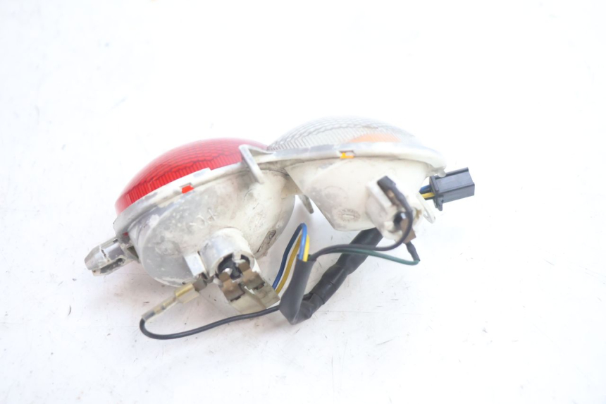 photo de FAROL TRASEIRO DIREITO YAMAHA YP MAJESTY 125 (2002 - 2006) - Zoom do estado de desgaste