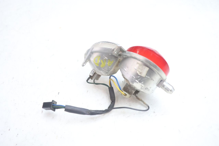 photo de FAROL TRASEIRO DIREITO YAMAHA YP MAJESTY 125 (2002 - 2006) - Outro ângulo de visão