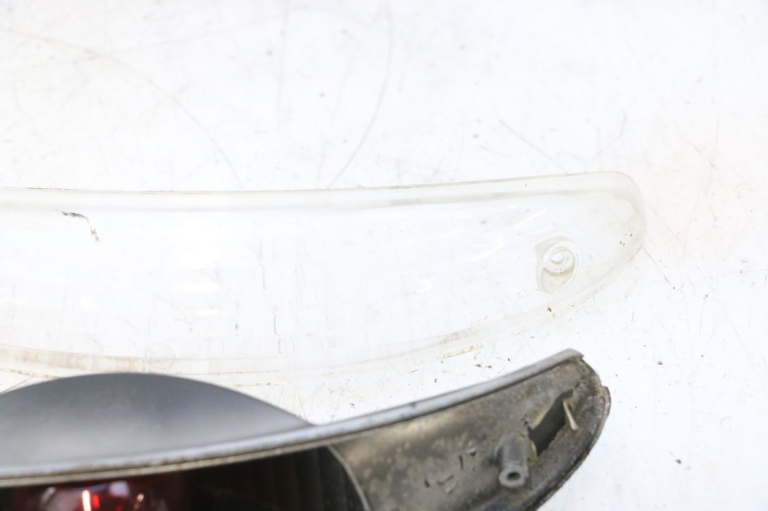 photo de Luz traseira PEUGEOT ELYSTAR 50 (2002 - 2014) - Zoom do estado de desgaste