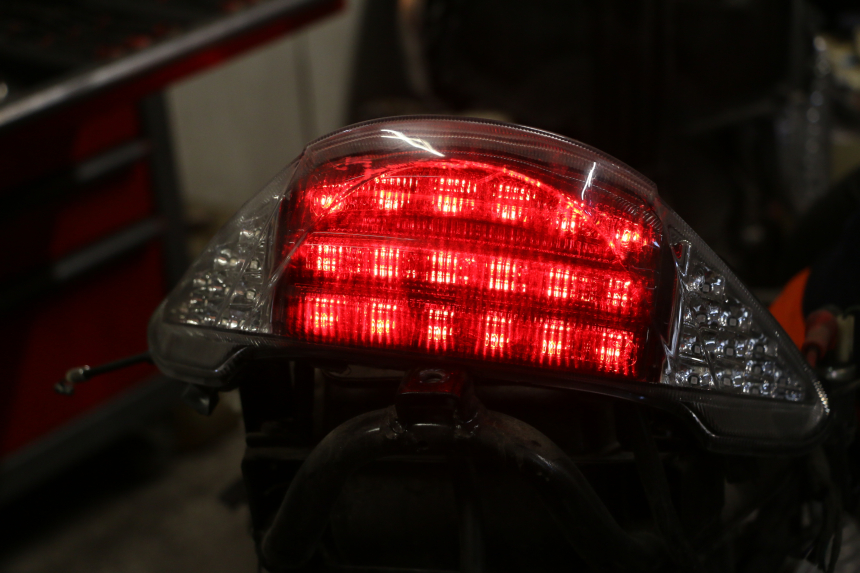 photo de FEU ARRIERE KEEWAY F-ACT FACT EVO 50 (2020 - 2026) - Zoom do estado de desgaste