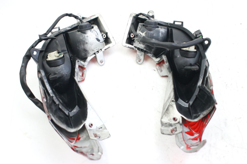 photo de Luz traseira HONDA FES S-WING SWING ABS 125 (2007 - 2015) - Zoom do estado de desgaste