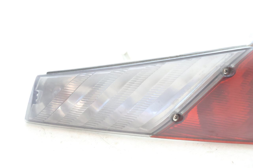 photo de LUZ TRASEIRA ESQUERDA APRILIA ATLANTIC S 125 (2010 - 2013) - Detalhe da peça