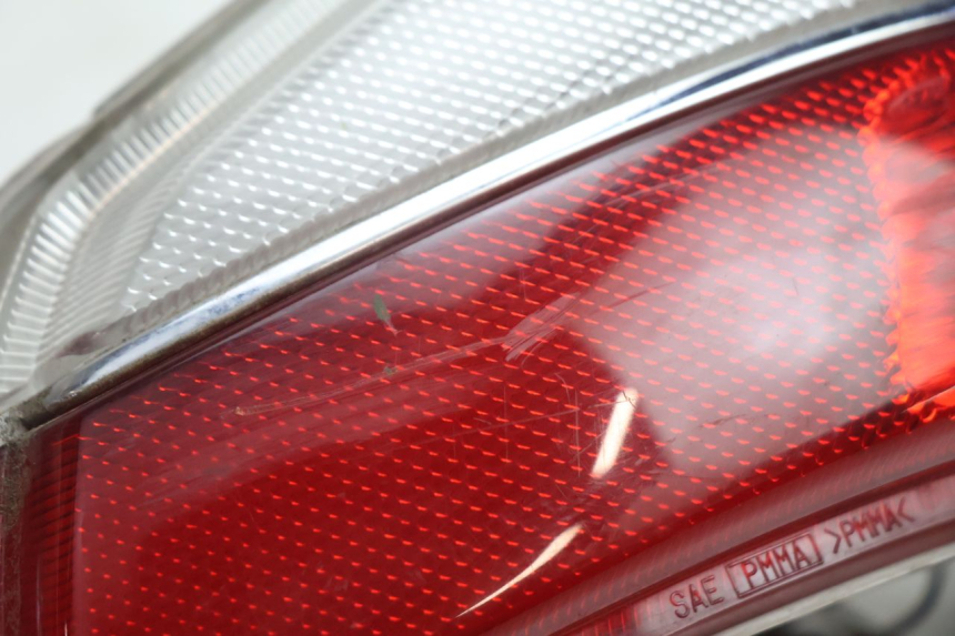 photo de LUZ TRASEIRA ESQUERDA SUZUKI BURGMAN EXECUTIVE ABS 650 (2006 - 2012) - Detalhe da peça