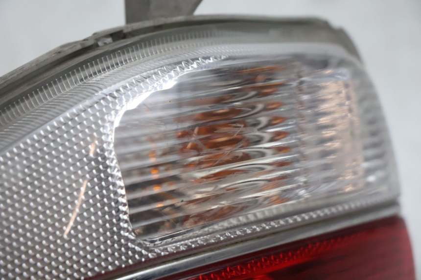 photo de LUZ TRASEIRA ESQUERDA SUZUKI BURGMAN EXECUTIVE ABS 650 (2006 - 2012) - Outro ângulo de visão
