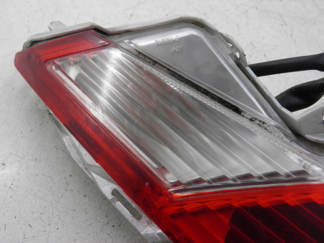 photo de FAROL TRASEIRO ESQUERDO HONDA FES PANTHEON 125 (2003 - 2007) - Estado da superfície