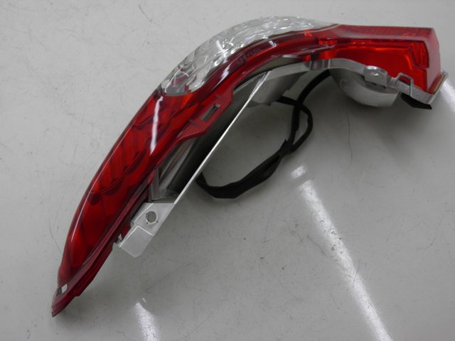 photo de FAROLIM TRASEIRO ESQUERDO HONDA FES S-WING SWING 125 (2007 - 2015) - Zoom do estado de desgaste