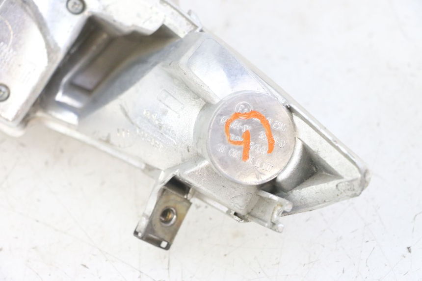 photo de FAROL TRASEIRO ESQUERDO PIAGGIO IE MP3 YOURBAN 300 (2011 - 2016) - Outro ângulo de visão