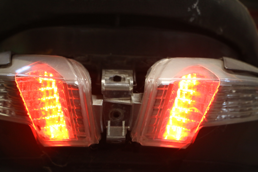 photo de FAROL TRASEIRO ESQUERDO PIAGGIO IE MP3 YOURBAN 300 (2011 - 2016) - Marcações e referências