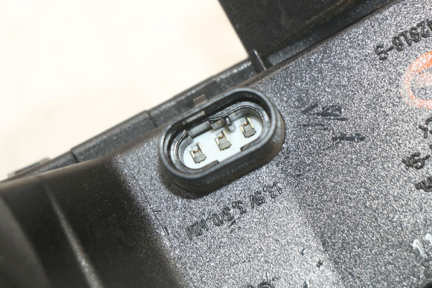 photo de FAROL TRASEIRO ESQUERDO PIAGGIO MP3 HPE 350 (2018 - 2020) - Marcações e referências