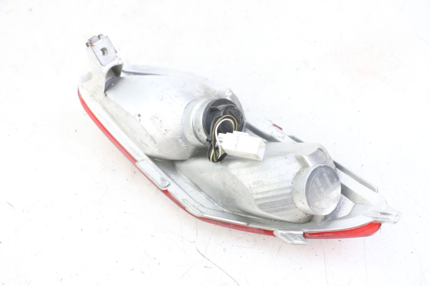 photo de FAROL TRASEIRO ESQUERDO PIAGGIO MP3 LT 300 (2010 - 2016) - Detalhe da peça