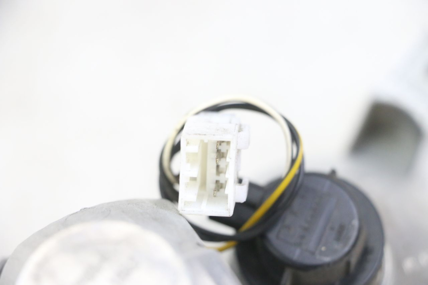 photo de FAROL TRASEIRO ESQUERDO PIAGGIO MP3 LT 300 (2010 - 2016) - Zoom do estado de desgaste