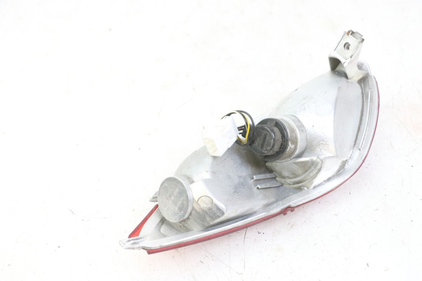 photo de FAROL TRASEIRO ESQUERDO PIAGGIO MP3 LT 300 (2010 - 2016) - Outro ângulo de visão