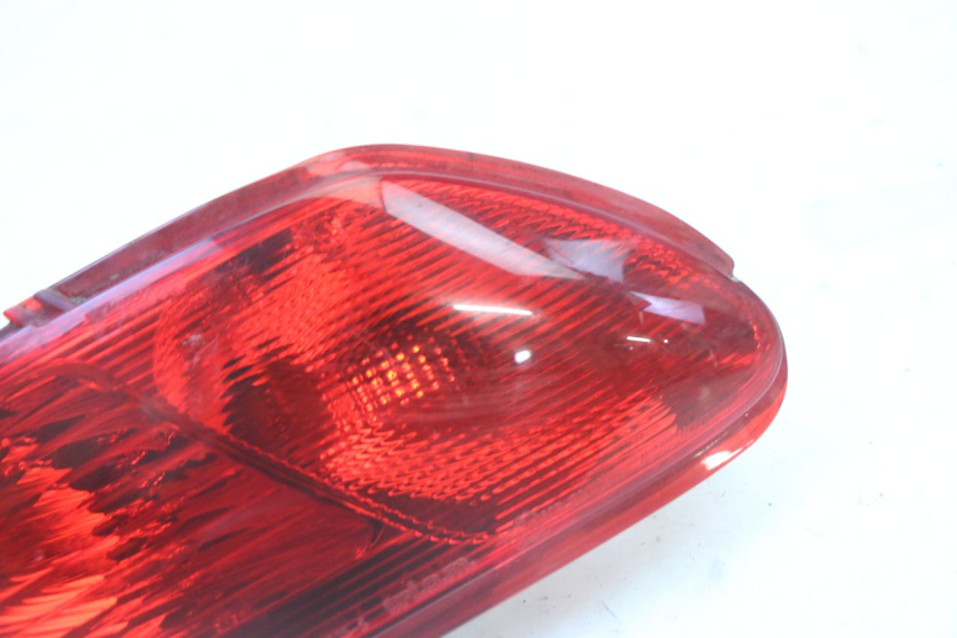 photo de FAROL TRASEIRO ESQUERDO PIAGGIO MP3 LT 300 (2010 - 2016) - Zoom do estado de desgaste
