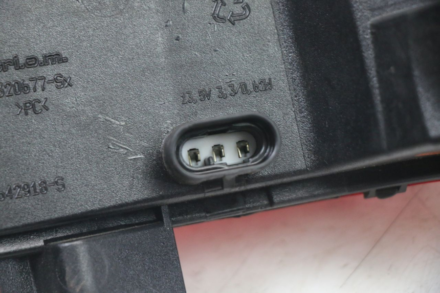photo de FAROL TRASEIRO ESQUERDO PIAGGIO MP3 500 (2014 - 2017) - Estado da superfície