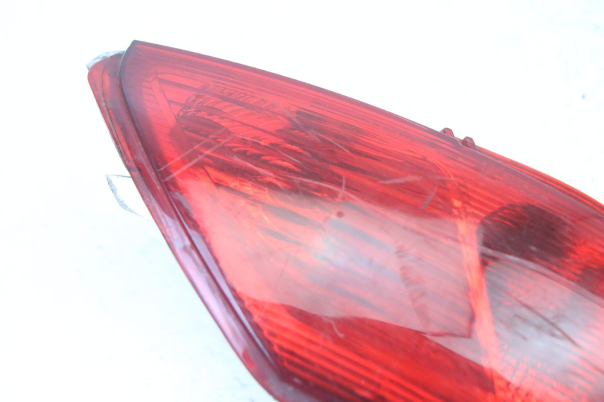 photo de FAROL TRASEIRO ESQUERDO PIAGGIO MP3 500 (2011 - 2015) - Zoom do estado de desgaste