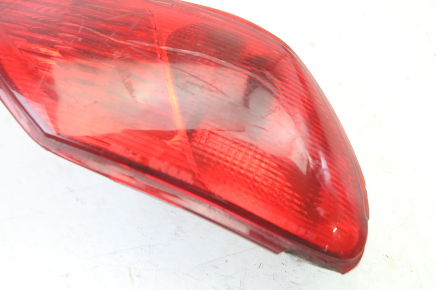 photo de FAROL TRASEIRO ESQUERDO PIAGGIO MP3 500 (2011 - 2015) - Outro ângulo de visão