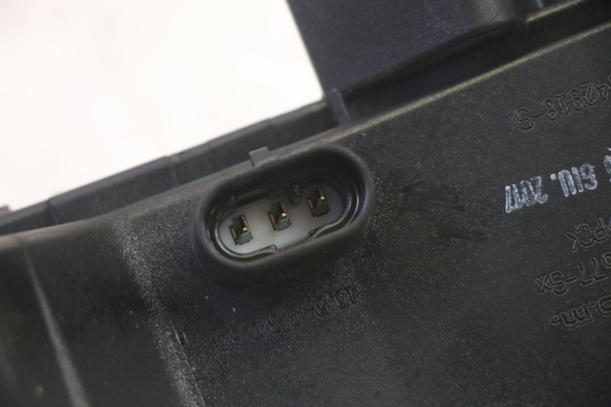 photo de FAROL TRASEIRO ESQUERDO PIAGGIO MP3 500 (2016 - 2018) - Pontos de fixação