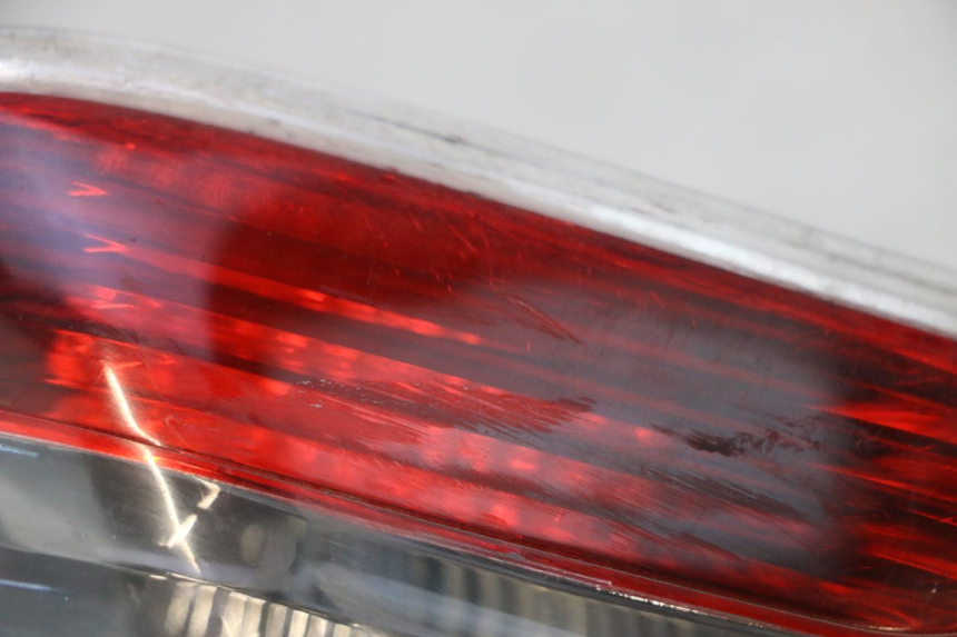 photo de FAROL TRASEIRO ESQUERDO PIAGGIO MP3 RL 250 (2006 - 2010) - Detalhe da peça