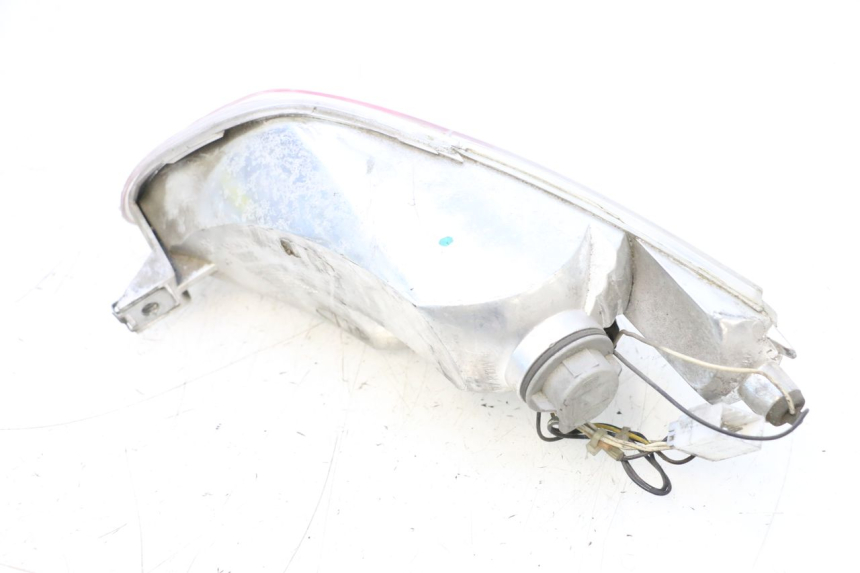 photo de FAROL TRASEIRO ESQUERDO PIAGGIO MP3 RL 250 (2006 - 2010) - Detalhes característicos