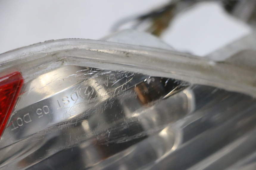 photo de FAROL TRASEIRO ESQUERDO PIAGGIO MP3 RL 250 (2006 - 2010) - Zoom do estado de desgaste