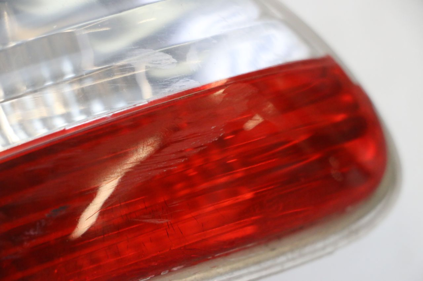 photo de FAROL TRASEIRO ESQUERDO PIAGGIO MP3 RL 250 (2006 - 2010) - Outro ângulo de visão
