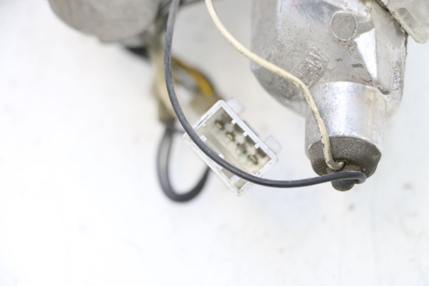 photo de FAROL TRASEIRO ESQUERDO PIAGGIO MP3 RL 250 (2006 - 2010) - Estado da superfície