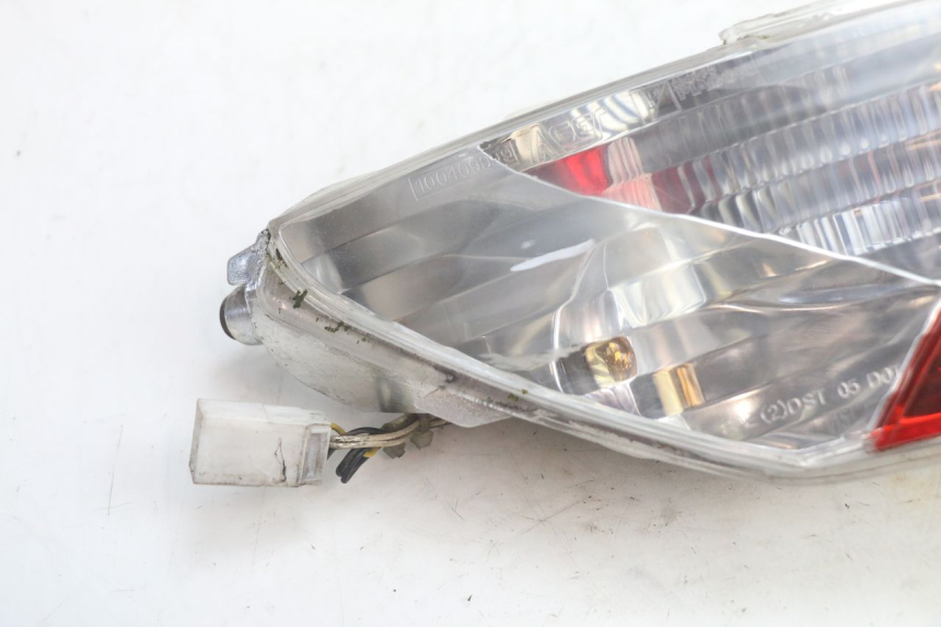 photo de FAROL TRASEIRO ESQUERDO PIAGGIO MP3 125 (2006 - 2014) - Detalhe da peça