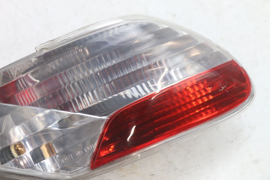 photo de FAROL TRASEIRO ESQUERDO PIAGGIO MP3 125 (2006 - 2014) - Zoom do estado de desgaste