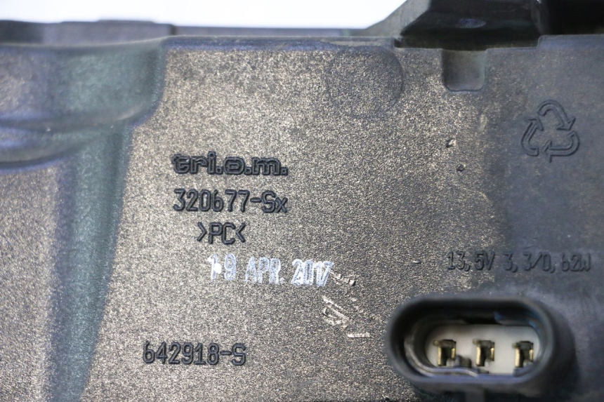 photo de FAROL TRASEIRO ESQUERDO PIAGGIO MP3 500 (2016 - 2018) - Zoom do estado de desgaste
